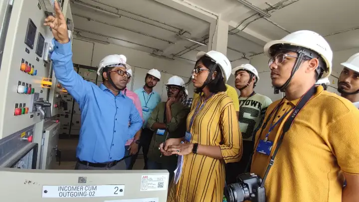 industry visit of the btech eee students